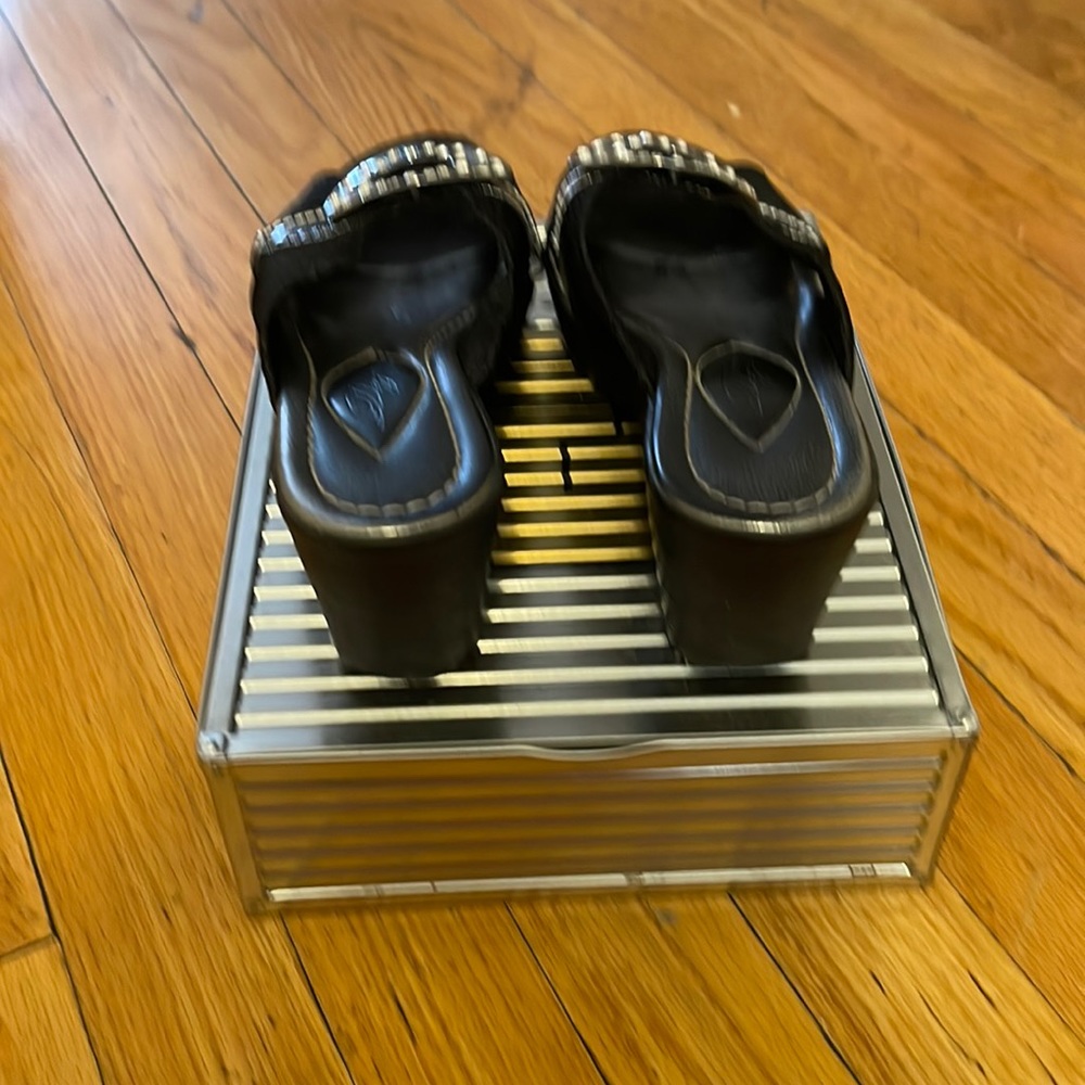 Women’s casual wedge by Dezario. - Picture 3 of 7
